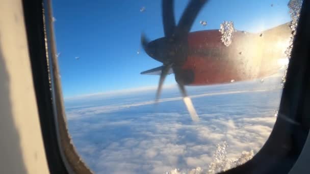 Utsikt Från Öppningen Den Snurrande Propellern Ett Flygplan Som Flyger — Stockvideo
