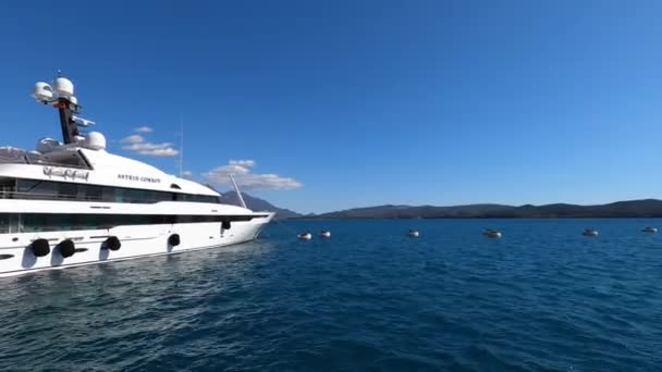 白いヨットが山を背景に桟橋に係留された 高品質4K映像 — ストック動画