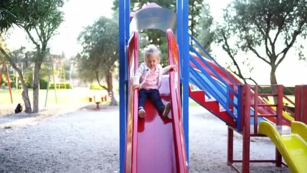 Rapariga Sorridente Desliza Para Baixo Slide Parque Infantil Imagens Alta — Vídeo de Stock
