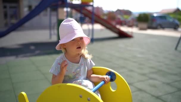 Little Girl Panama Hat Swings Swing Spring High Quality Fullhd — Stockvideo