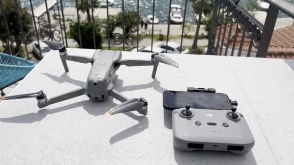 Τετρακινητήριο Drone Δίπλα Στον Πίνακα Ελέγχου Βρίσκεται Στο Μπαλκόνι Ενός — Αρχείο Βίντεο