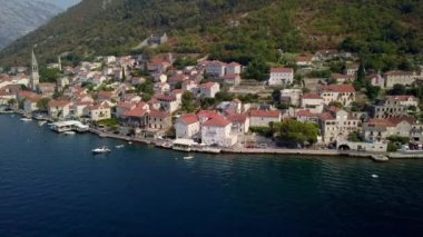 Dağların eteğindeki antik tatil köyü Perast 'ın kıyısında. Karadağ. Yüksek kalite 4k görüntü