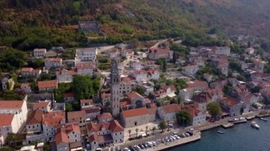 Aziz Niklas Kilisesi 'nin kulesi Perast' ta eski evlerin kırmızı kiremitli çatıları arasında. Karadağ. Yüksek kalite 4k görüntü
