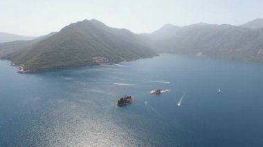Kotor Körfezi 'ndeki Gospa od Skrpjela adasının yanındaki St. George adası. Yüksek kalite 4k görüntü