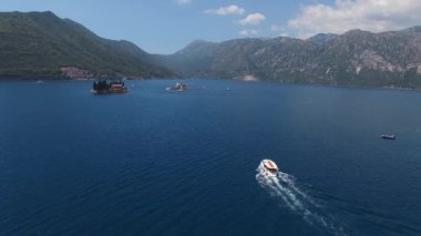 Gemi, Kotor Körfezi 'ndeki St. George adasına doğru yola çıkıyor. Karadağ. Yüksek kalite 4k görüntü
