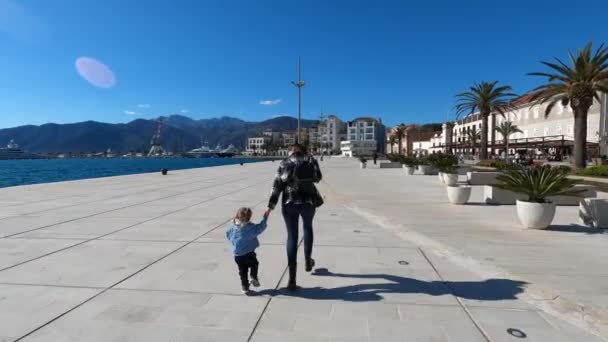 Mom Little Girl Run Holding Hands Paved Embankment High Quality — Vídeo de Stock