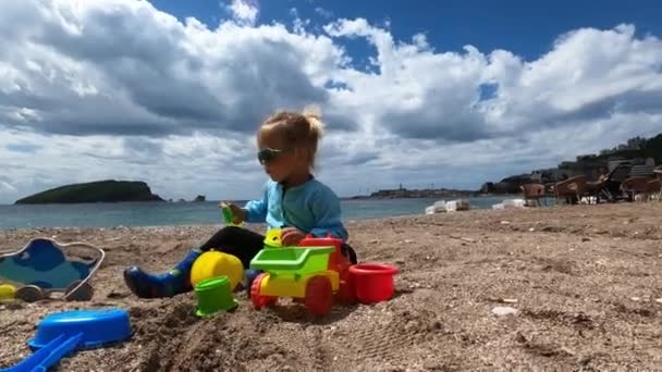 Little Girl Plays Plastic Molds Spatula Seashore High Quality Footage — Vídeo de stock