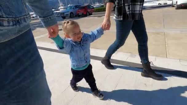 Maman Papa Conduisent Une Petite Fille Par Les Bras Commencent — Video