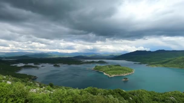 Μικρό Καταπράσινο Νησί Στη Μέση Μιας Λίμνης Που Περιβάλλεται Από — Αρχείο Βίντεο