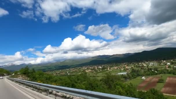 Cesta Přes Údolí Domy Obdělávanými Poli Horách Vysoce Kvalitní Záběry — Stock video