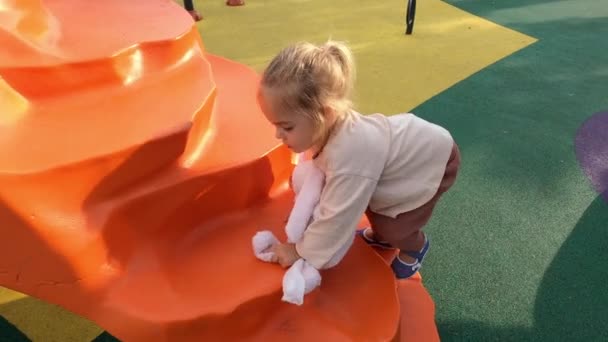 Little Girl Plush Rabbit Climbs Steps Slide High Quality Footage — Stok video