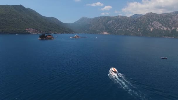 Excursion Boat Sails Island George Bay Kotor Montenegro High Quality — Vídeos de Stock