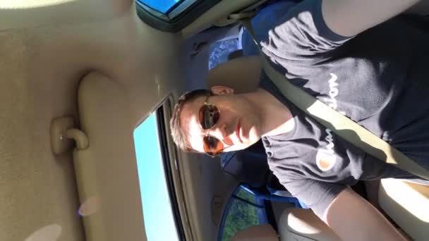 Jovem Motorista Óculos Sol Conduz Carro Com Teto Sol Aberto — Vídeo de Stock