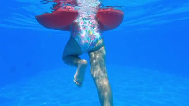 Klein Meisje Bungelt Haar Benen Onder Water Een Opblaasbare Ring — Stockvideo