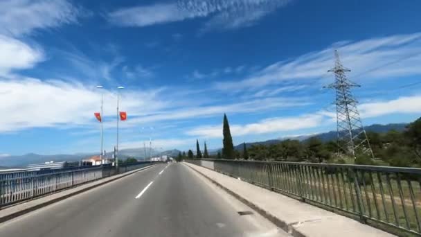 Ruch Drogowy Autostradzie Górami Horyzoncie Wysokiej Jakości Materiał — Wideo stockowe