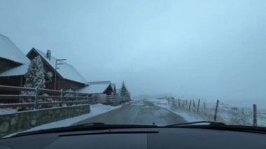 Karla kaplı yol boyunca rahat evler. Zabljak, Karadağ. Yüksek kalite 4k görüntü