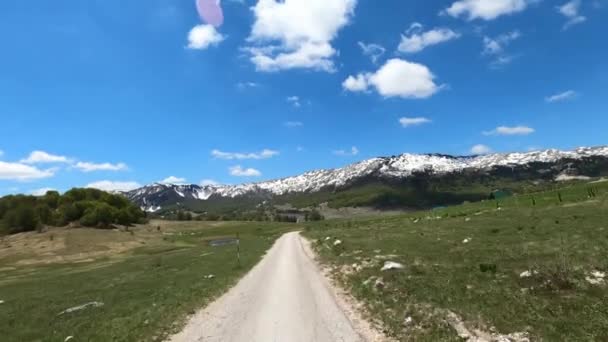 Узкая Альпийская Дорога Высокогорному Хребту Над Долиной Высококачественные Кадры — стоковое видео