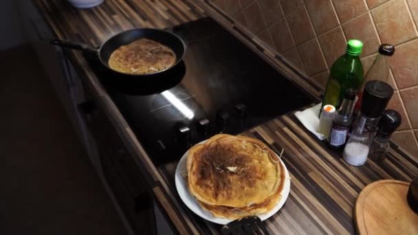 パンケーキのスタックは パンケーキがフライパンでストーブの横にプレートにあります 高品質4K映像 — ストック動画