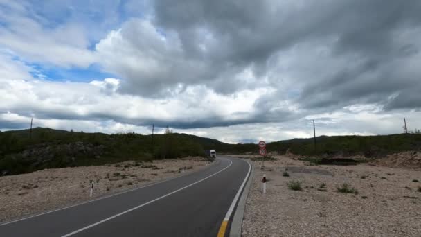 Les Camions Roulent Sur Autoroute Dans Les Montagnes Verdoyantes Images — Video