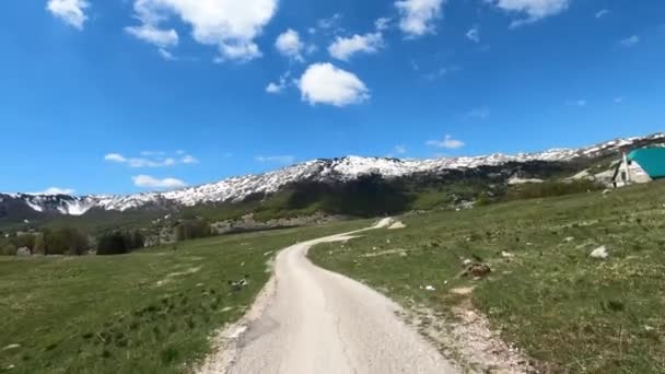 Estrada Estreita Para Neve Alta Gama Montanhas Acima Vale Imagens — Vídeo de Stock