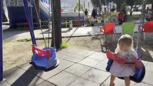 Маленька Дівчинка Якою Іграшкою Розгойдується Ігровому Майданчику Кадри Високої Якості — стокове відео
