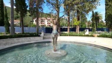 Parkta elleri havada küçük bir kızın heykeli olan çeşme. Yüksek kalite 4k görüntü