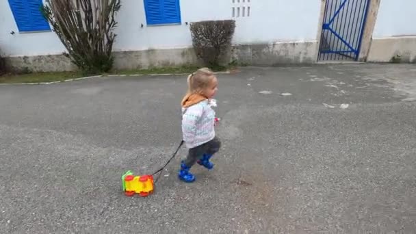 Fetiţa Maşină Jucărie Aleargă Curtea Casei Mişcare Lentă Imagini Înaltă — Videoclip de stoc