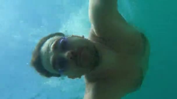 Mladý Muž Brýlích Ponoří Moře Plave Pod Vodou Rozhlíží Vysoce — Stock video