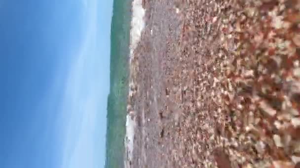 海浪沿着卵石滩滚滚而过 把小卵石搬起 高质量的4K镜头 — 图库视频影像