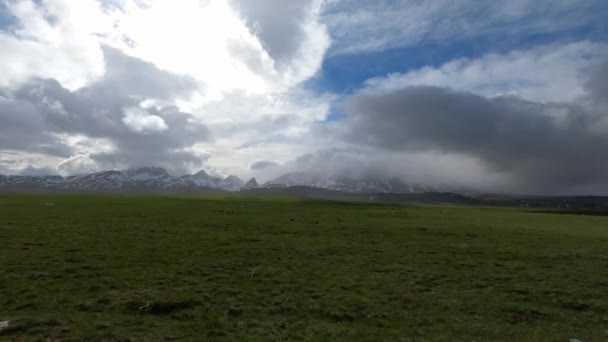 White Low Clouds High Mountain Range High Quality Footage — Stockvideo