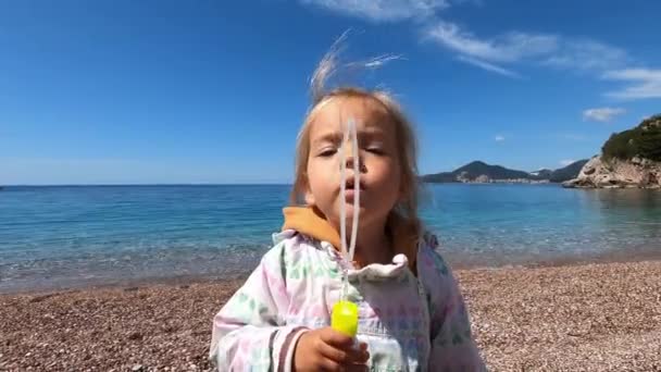 Little Girl Blowing Soap Bubbles Standing Beach High Quality Footage — Wideo stockowe