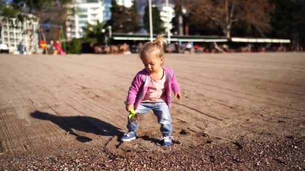 Little Girl Carries Sand Toy Scoop Beach High Quality Footage — Vídeos de Stock