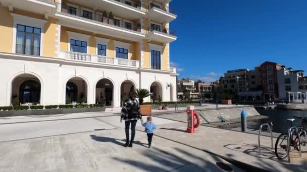 Mom Little Girl Walking Embankment Regent Hotel Porto Montenegro High — Vídeos de Stock
