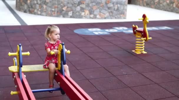 Κοριτσάκι Ταλαντεύεται Μια Διπλή Ισορροπία Swing Στην Παιδική Χαρά Υψηλής — Αρχείο Βίντεο
