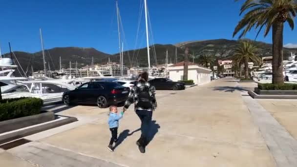 Mom Little Girl Run Hand Hand Pier Parked Cars High — Wideo stockowe