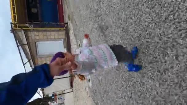 Little Girl Running Street Holding Her Dad Hand High Quality — Stockvideo