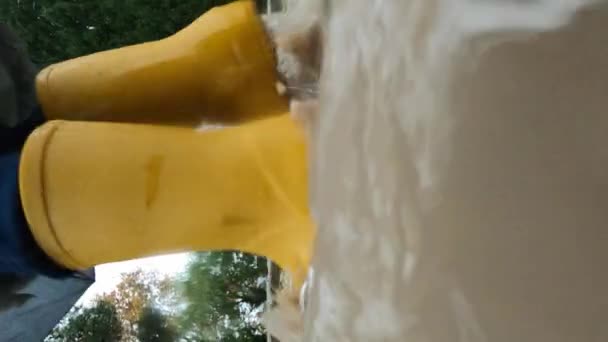 Маленькая Девочка Резиновых Сапогах Зонтиком Прыгает Через Лужи Парке Высококачественные — стоковое видео