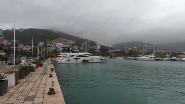 Rain Fog Mountains Resort Town Moored Yachts Coast High Quality — 비디오