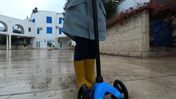 Dad Rides Little Girl Drizzling Rain Scooter Apartment Building High — Stock video