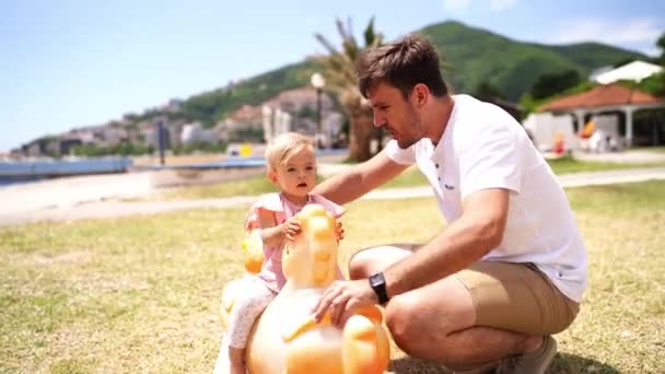 Dad Swings Little Girl Swing Balancer Playground Sea High Quality — Vídeo de stock