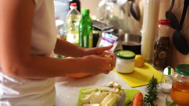 Woman Peeling Garlic Hands Cutting Board High Quality Footage — Stockvideo