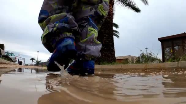 Little Girl Rubber Boots Walks Puddle Raising Splashes High Quality — Vídeo de Stock