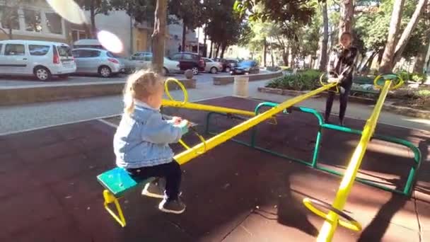 Mãe Balança Uma Menina Num Baloiço Parque Infantil Imagens Alta — Vídeo de Stock