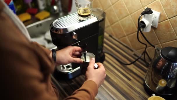 Barmen Kahve Makinesi Cappuccinatore Kullanarak Sütü Bir Sürahide Köpürüyor Yüksek — Stok video