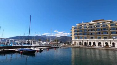 Regent Hotel yakınlarında demirli yatları olan lüks bir marina. Porto, Karadağ. Yüksek kalite 4k görüntü