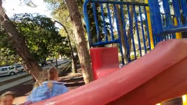 Annem Çocuk Parkında Spiral Kayan Küçük Bir Kıza Bakıyor Yüksek — Stok video