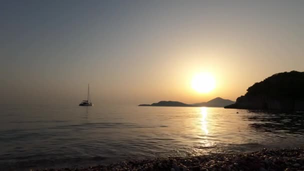 Sailing Yacht Swings Waves Sea Backdrop Setting Sun High Quality — Stockvideo