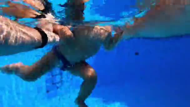 Táta Učí Malé Dítě Plavat Bazénu Houpat Nohama Pod Vodou — Stock video