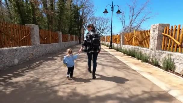 Mamá Con Una Niña Camina Cogida Mano Largo Camino Asfalto — Vídeo de stock
