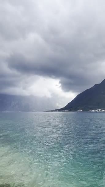 山を背景に高騰する海の上に嵐の暗い雲 高品質4K映像 — ストック動画